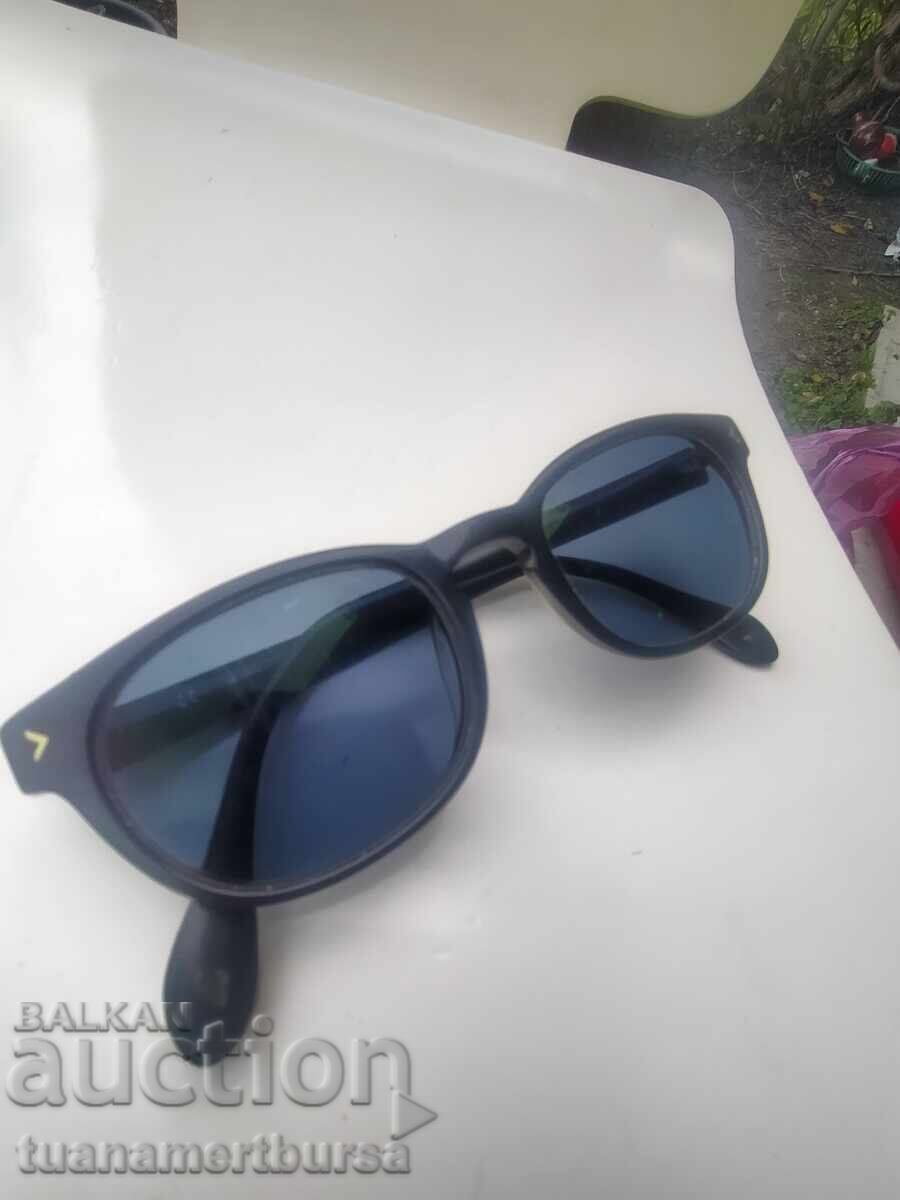 Delivery of sunglasses