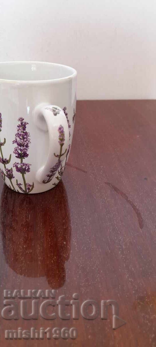 Порцеланова чаша с цена € 2.00 | 3.91 лв.