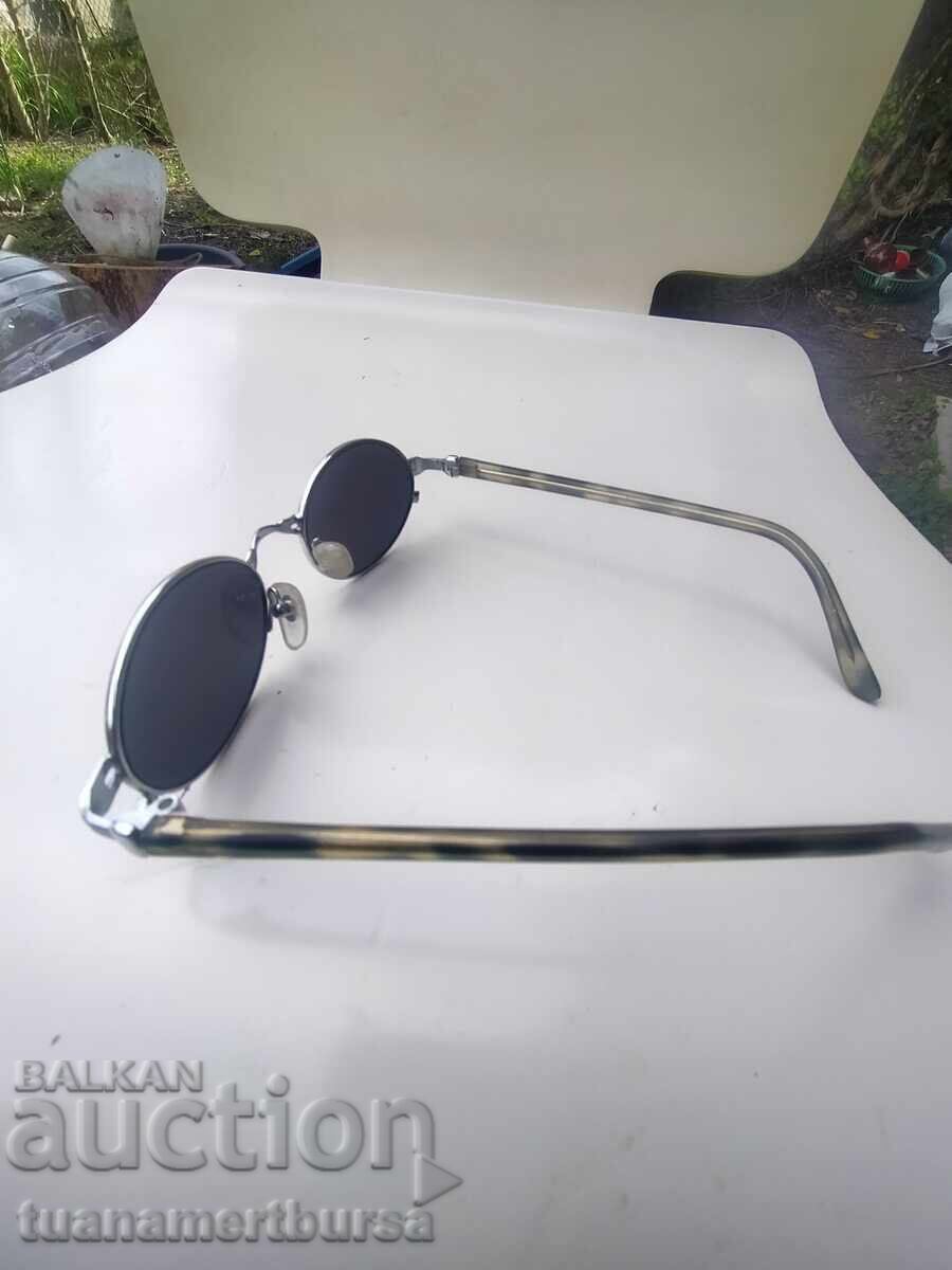 Delivery of sunglasses