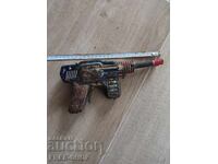 O jucărie veche de tablă