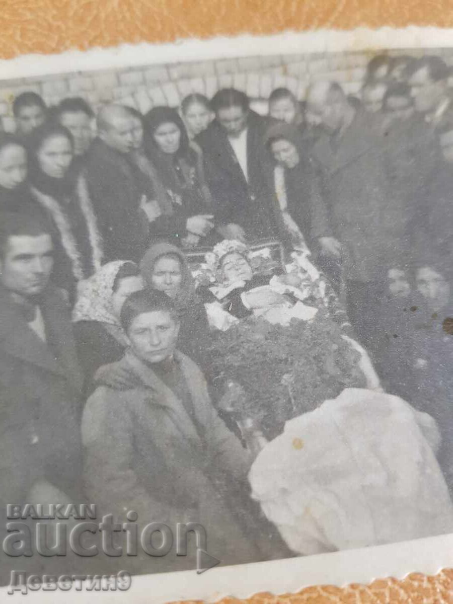 Δημοπρασία Αγροτική κηδεία γυναίκας