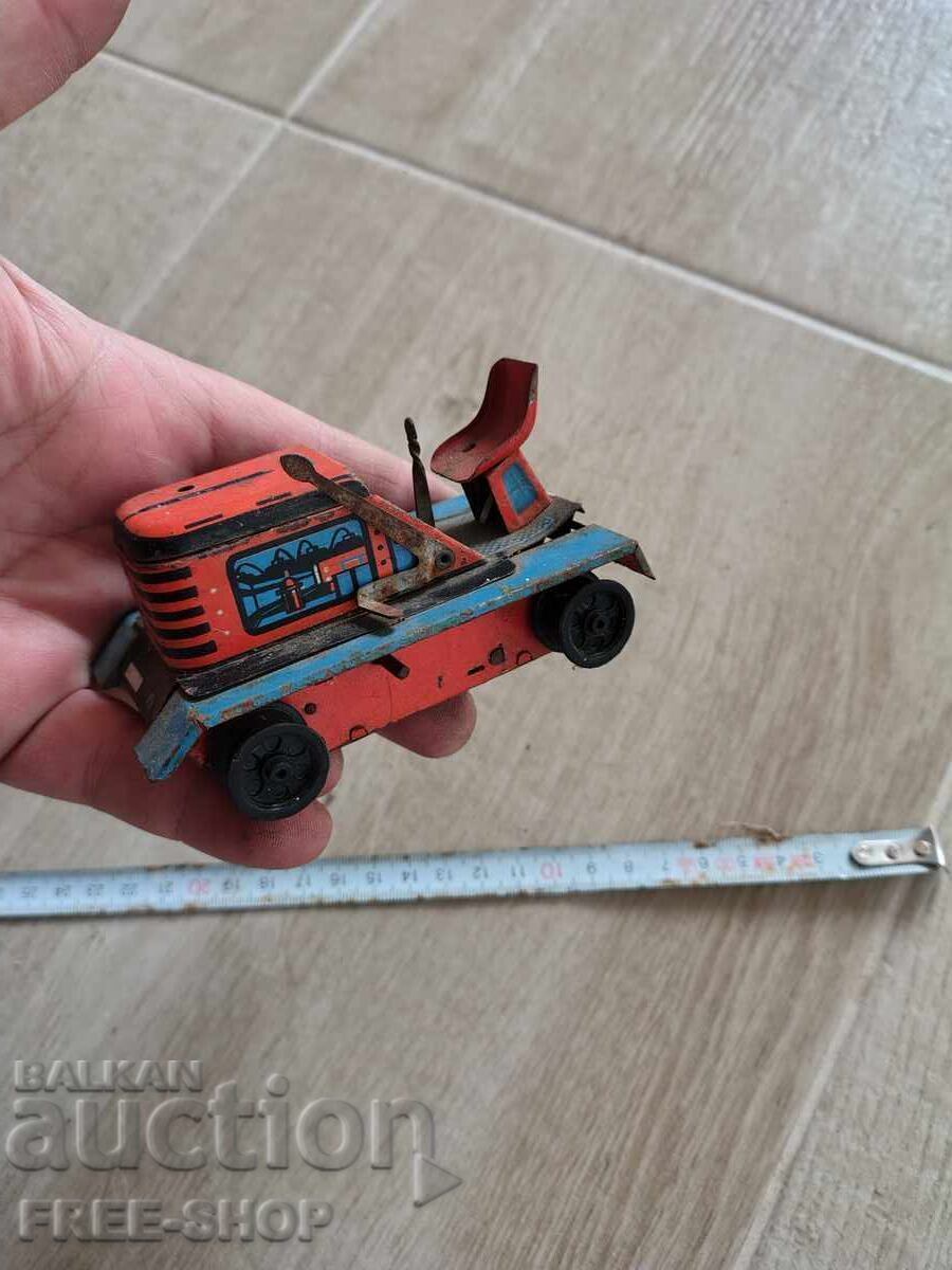 Delivery of An old tin toy