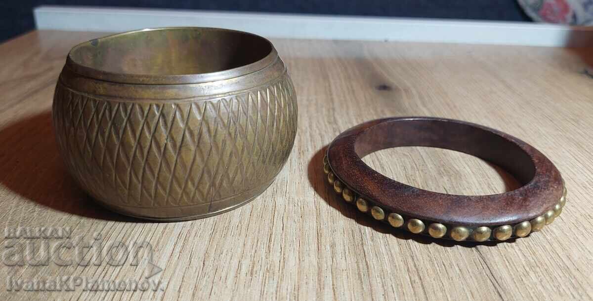 Două brățări pentru cunoscători