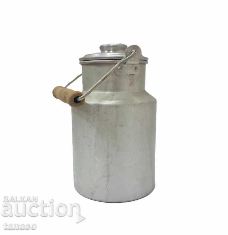 Găleată veche din aluminiu pentru lapte, bidon, căldărușă, găletușă (7.3) cu preț € 22.00 | 43.03 BGN
