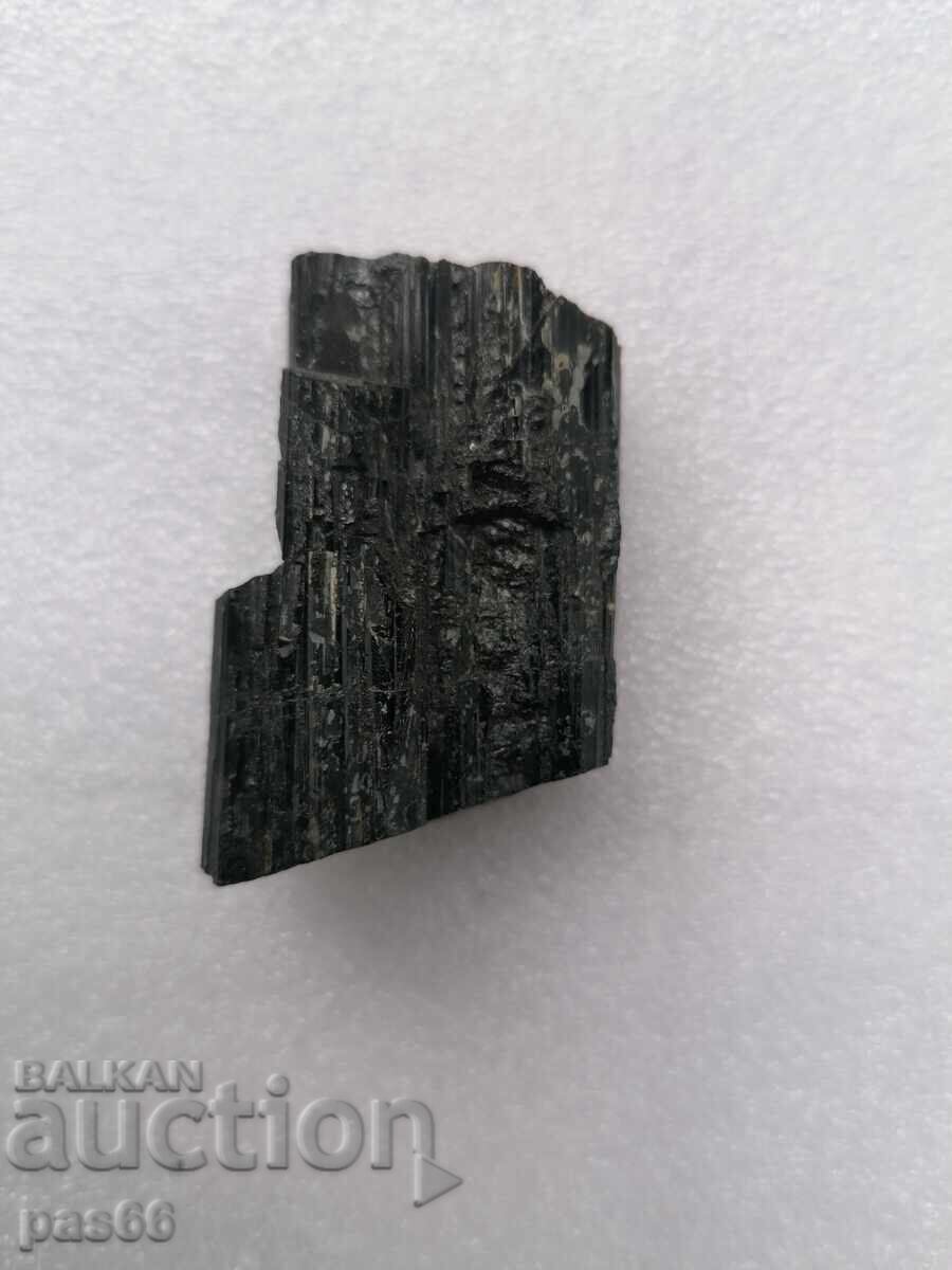 Продавам черен турмалин от Индия с цена € 10.00 | 19.56 лв.