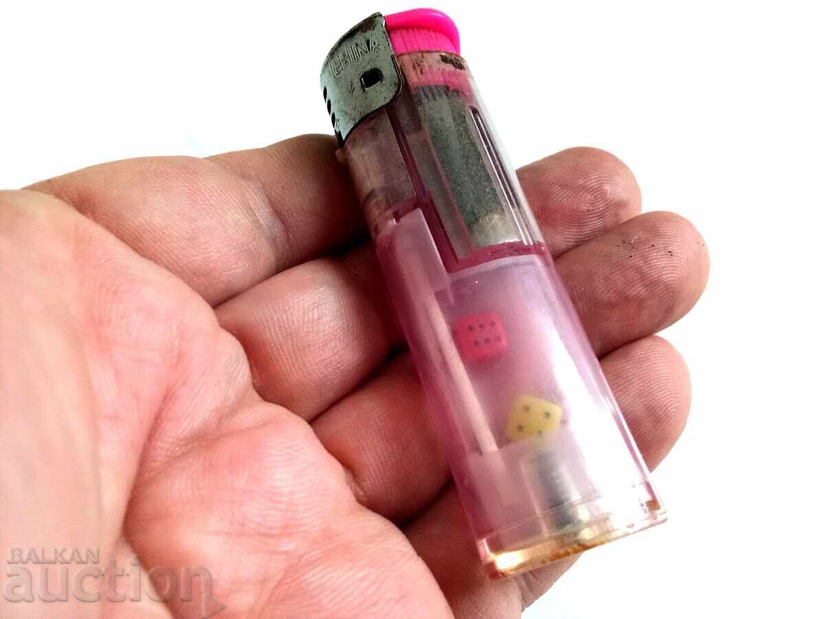 Аукцион запалка съдържаща малки зарове като декоративен елемент