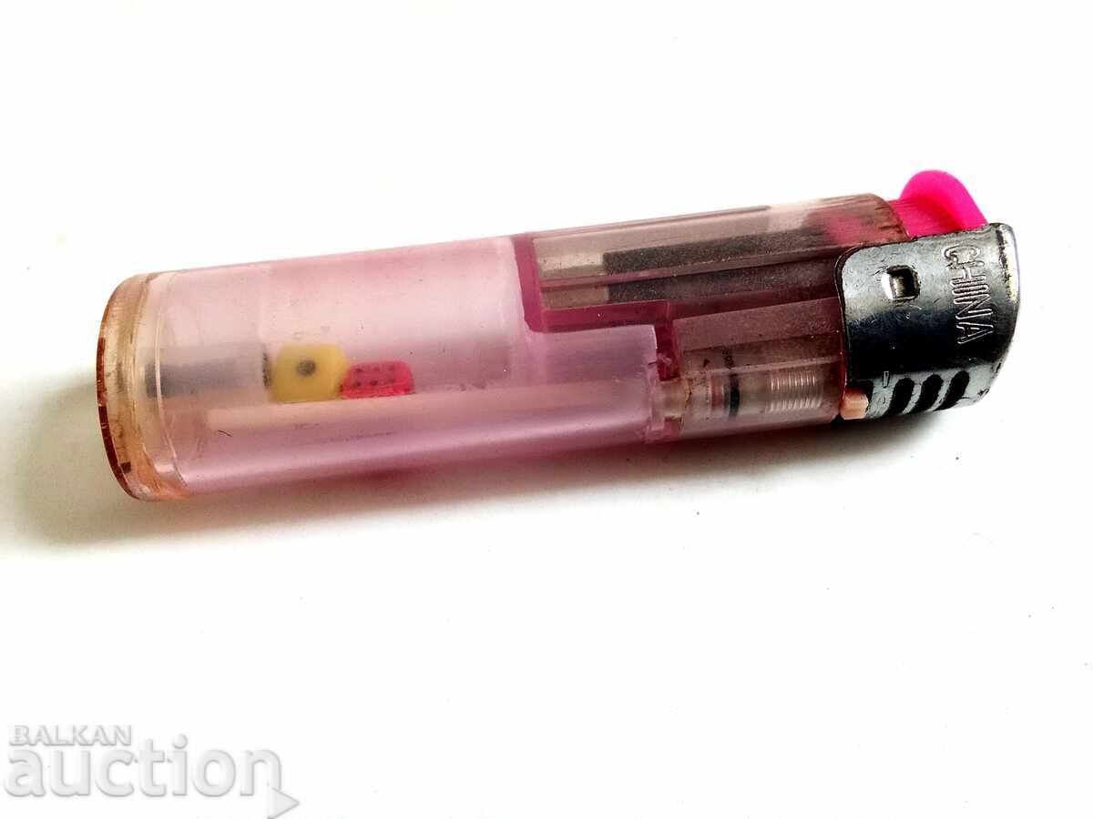 Доставка на запалка съдържаща малки зарове като декоративен елемент