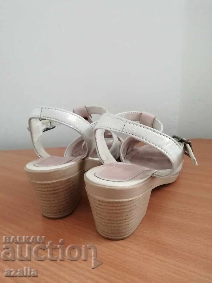 Sandale de vară din piele, bulgărească, numărul 34 cu preț € 25.10 | 49.09 BGN