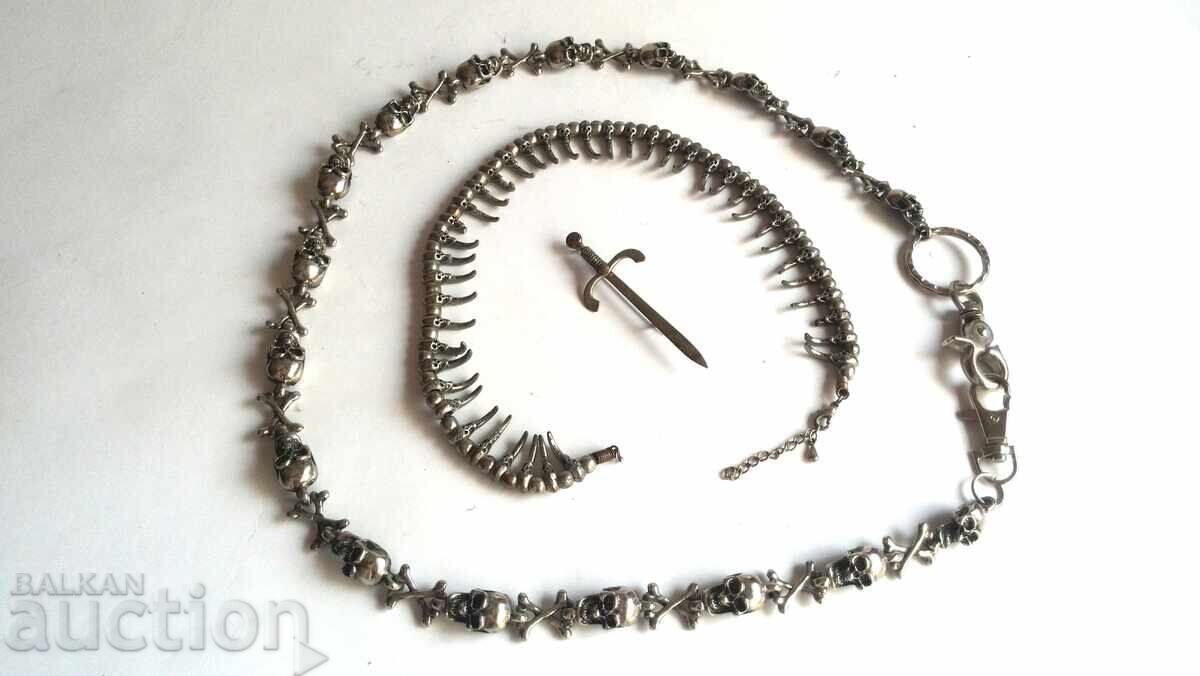 Παράδοση Παλιά μεταλλικά πανκ αλυσίδες και κονκάρδα σπαθί