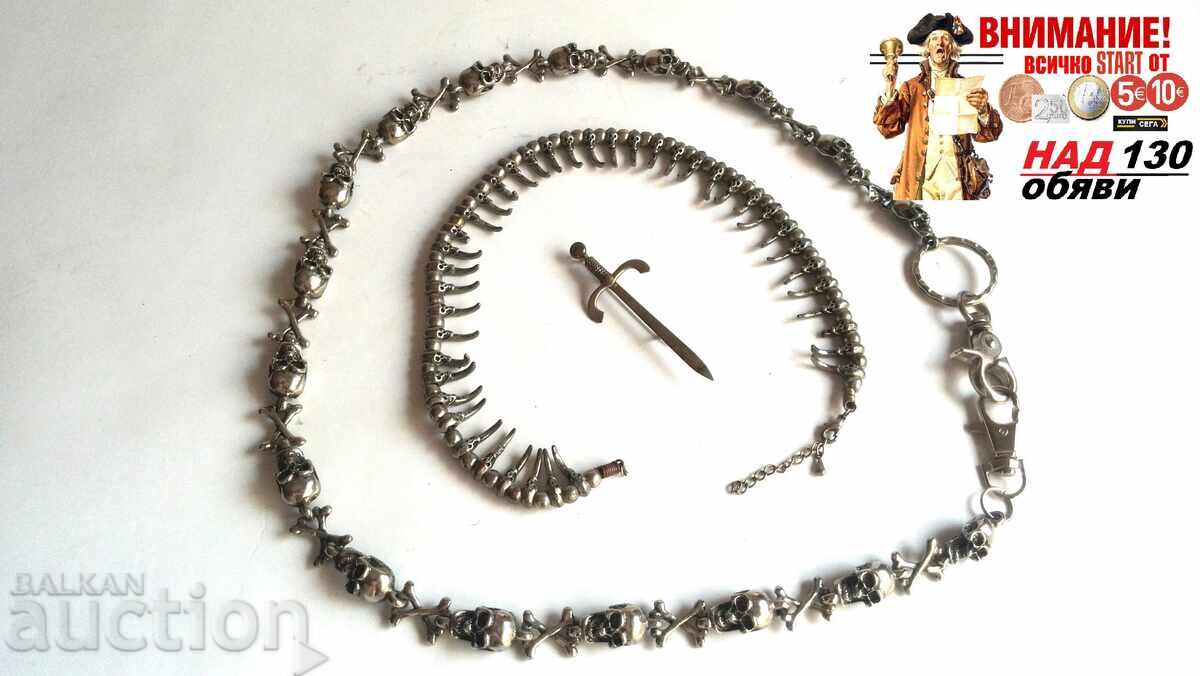 Παλιά μεταλλικά πανκ αλυσίδες και κονκάρδα σπαθί