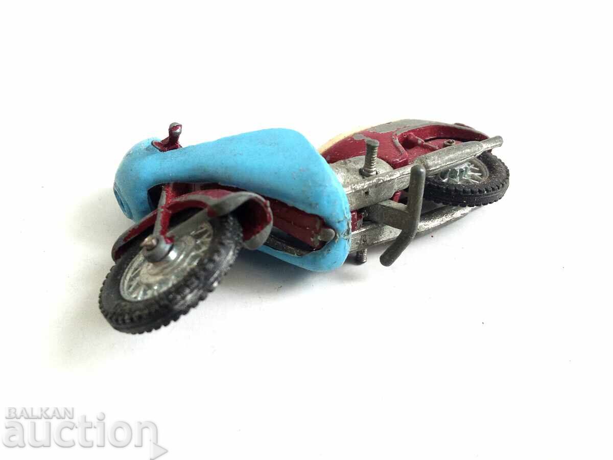 Ρετρό βρετανική κόκκινη μοτοσυκλέτα Triumph Speed Twin 500 με τιμή € 2.50 | 4.89 BGN