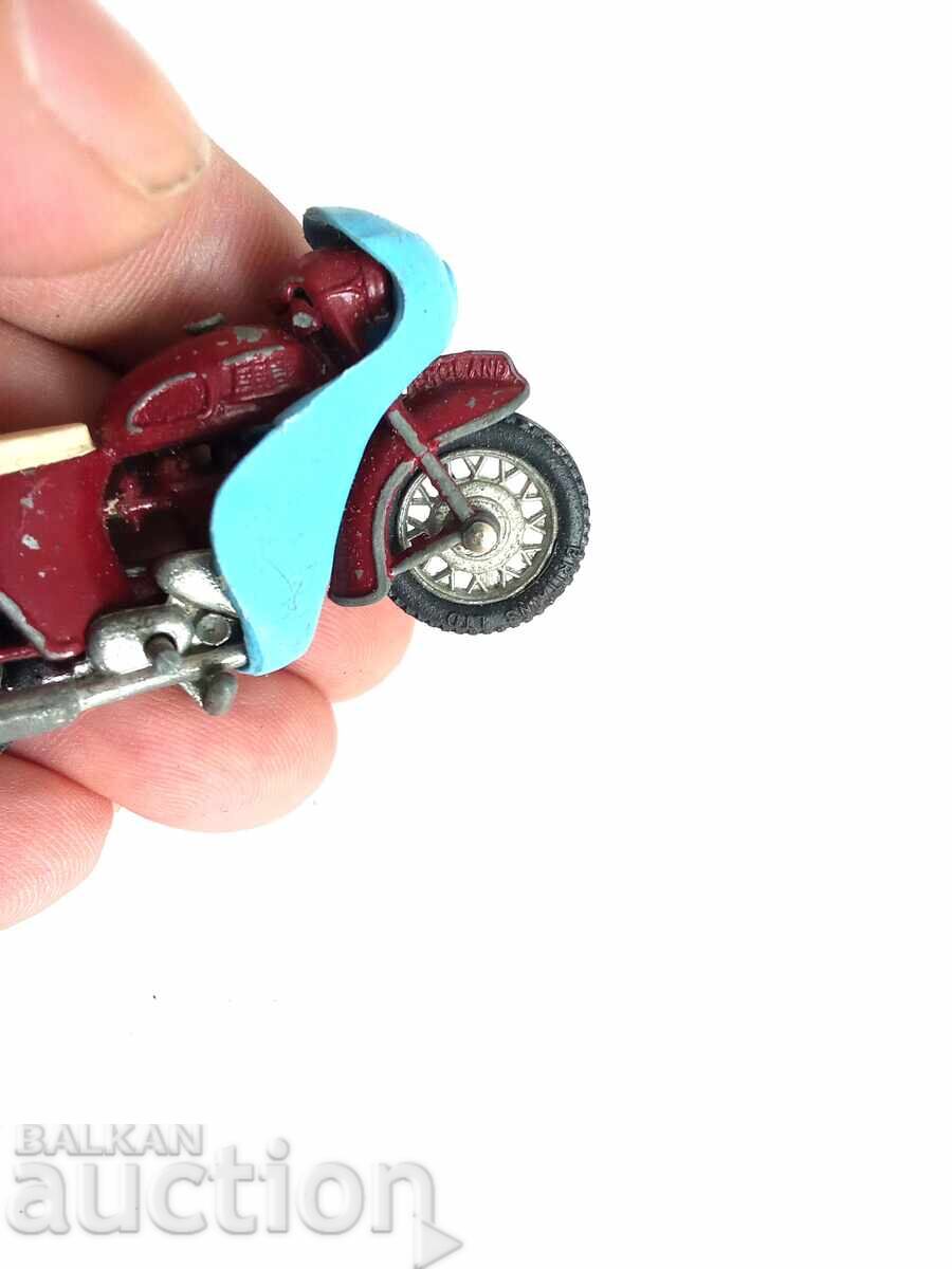 Παράδοση Ρετρό βρετανική κόκκινη μοτοσυκλέτα Triumph Speed Twin 500