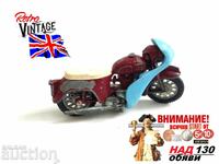 Ретро британски червен мотоциклет Triumph Speed ​​Twin 500