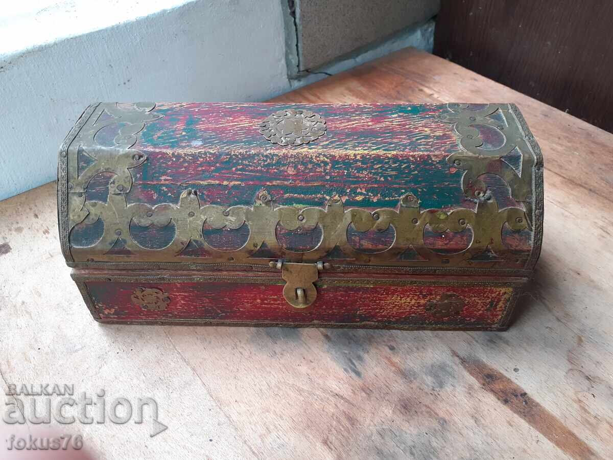 Παλιό ξύλινο κουτί με ορειχάλκινα εξαρτήματα και στολίδια με τιμή € 29.00 | 56.72 BGN