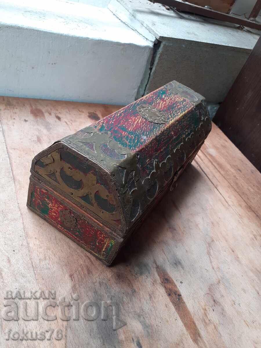 Δημοπρασία Παλιό ξύλινο κουτί με ορειχάλκινα εξαρτήματα και στολίδια