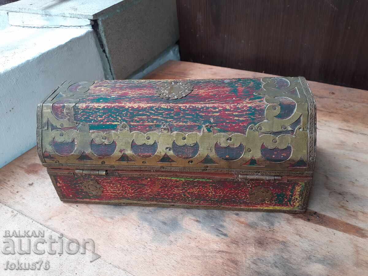 Παράδοση Παλιό ξύλινο κουτί με ορειχάλκινα εξαρτήματα και στολίδια