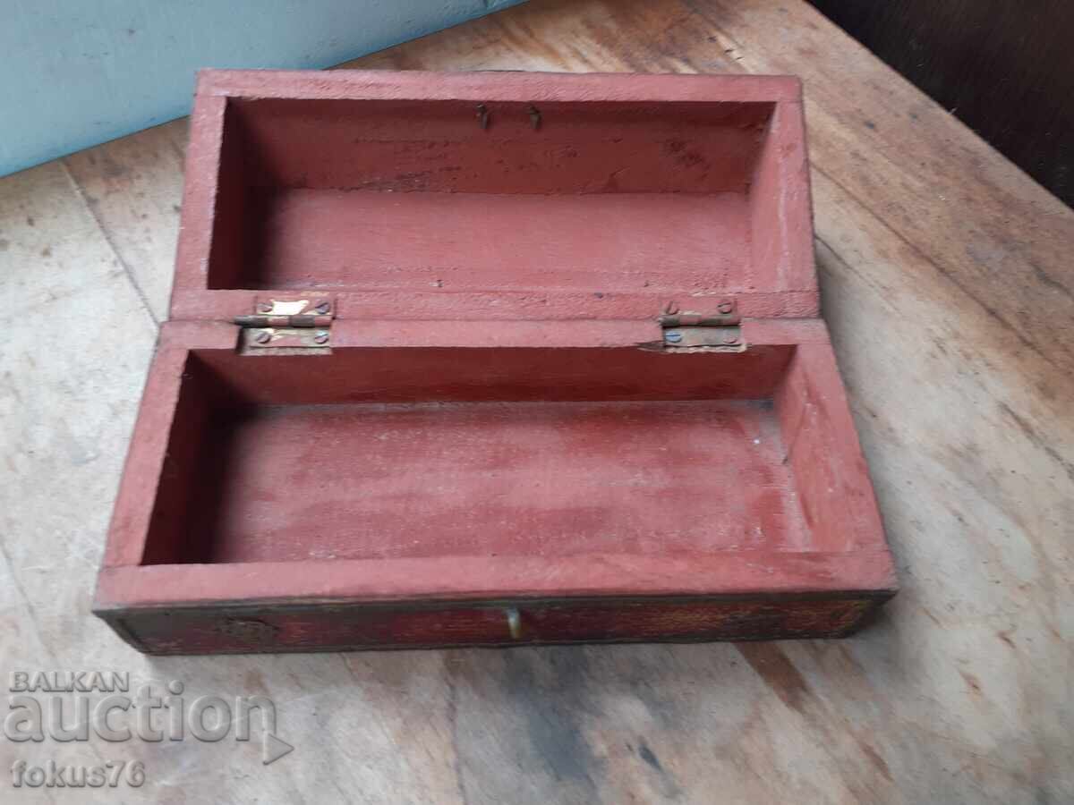 Παλιό ξύλινο κουτί με ορειχάλκινα εξαρτήματα και στολίδια - 5