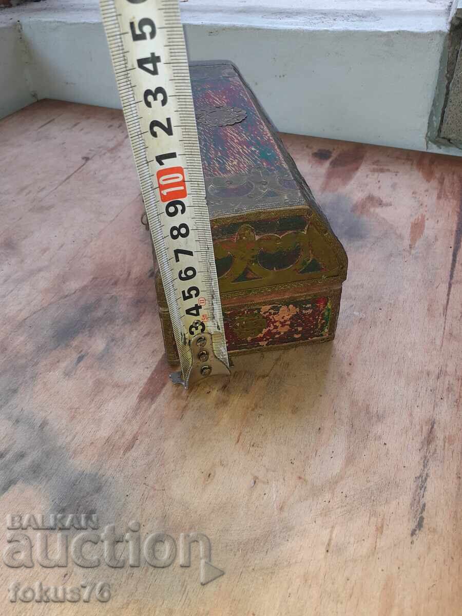 Παλιό ξύλινο κουτί με ορειχάλκινα εξαρτήματα και στολίδια - 7