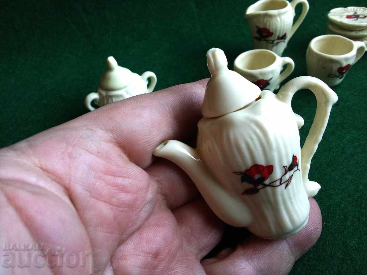 Доставка на комплект миниатюрни порцеланови съдове