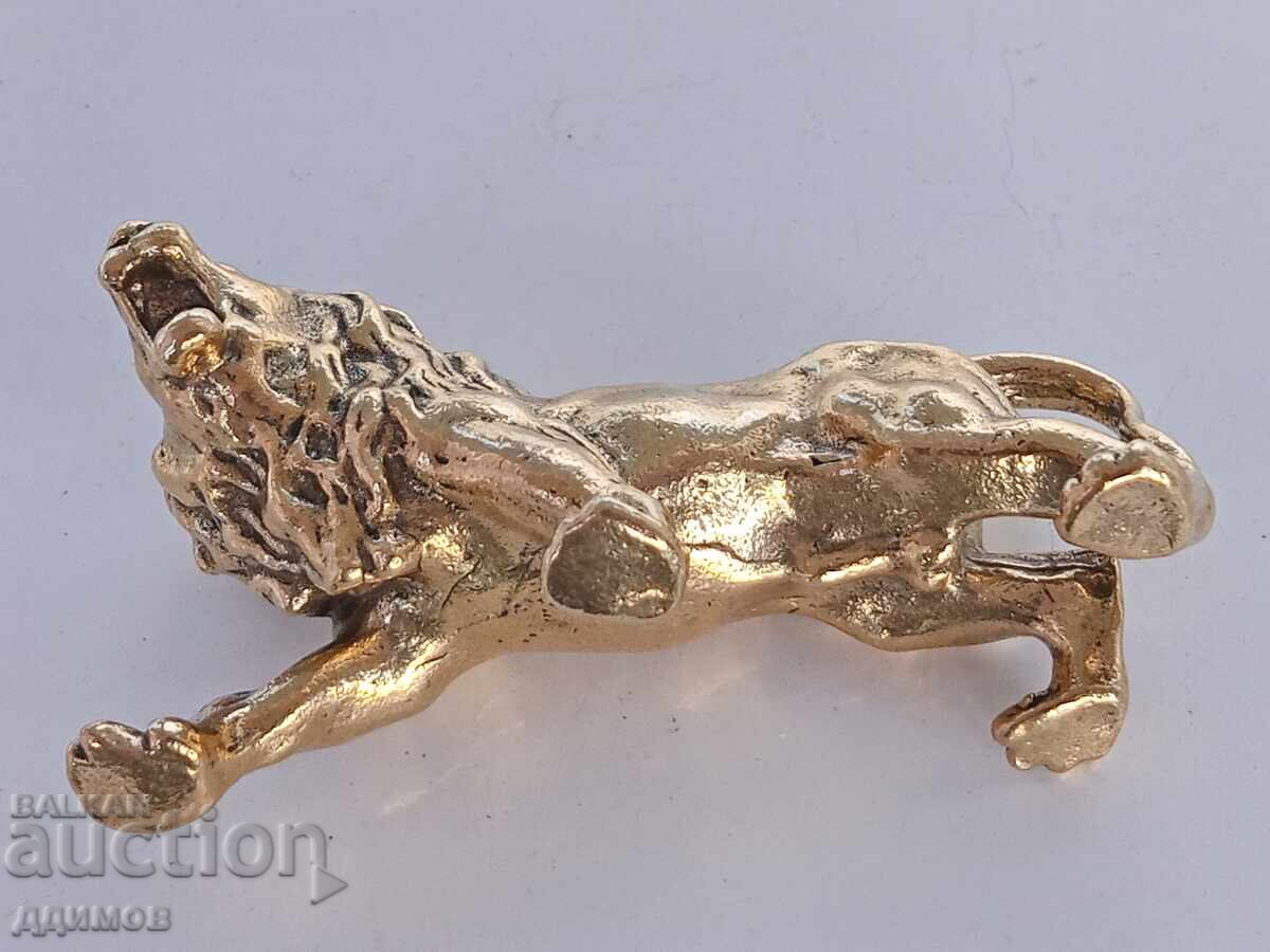 Delivery of Bronze lion cub