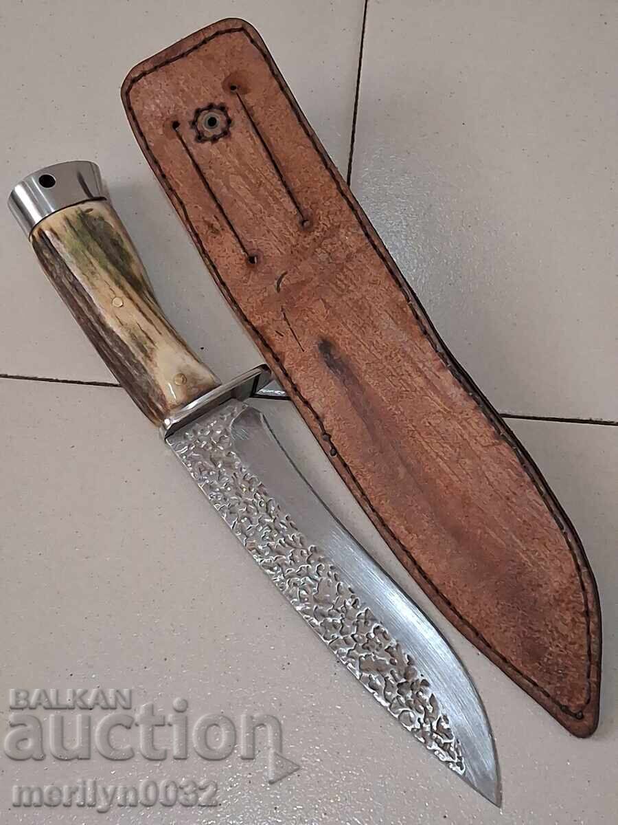 Licitație Cuțit de vânătoare cu mâner de coarne de cerb