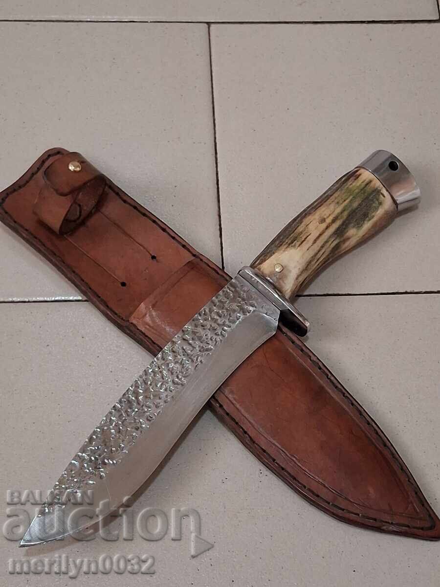 Cuțit de vânătoare cu mâner de coarne de cerb