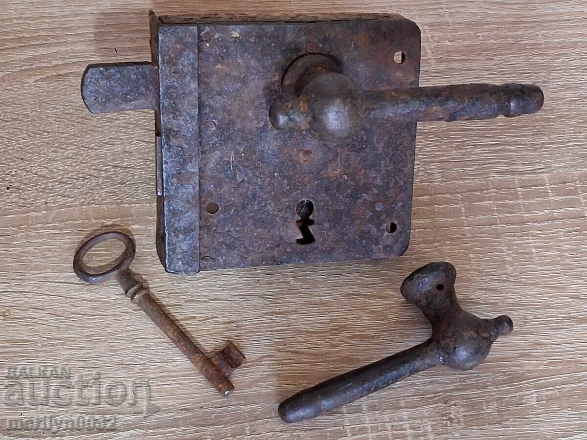 Стара брава с ключ, резе края 19ти век с цена € 59.80 | 116.96 лв.