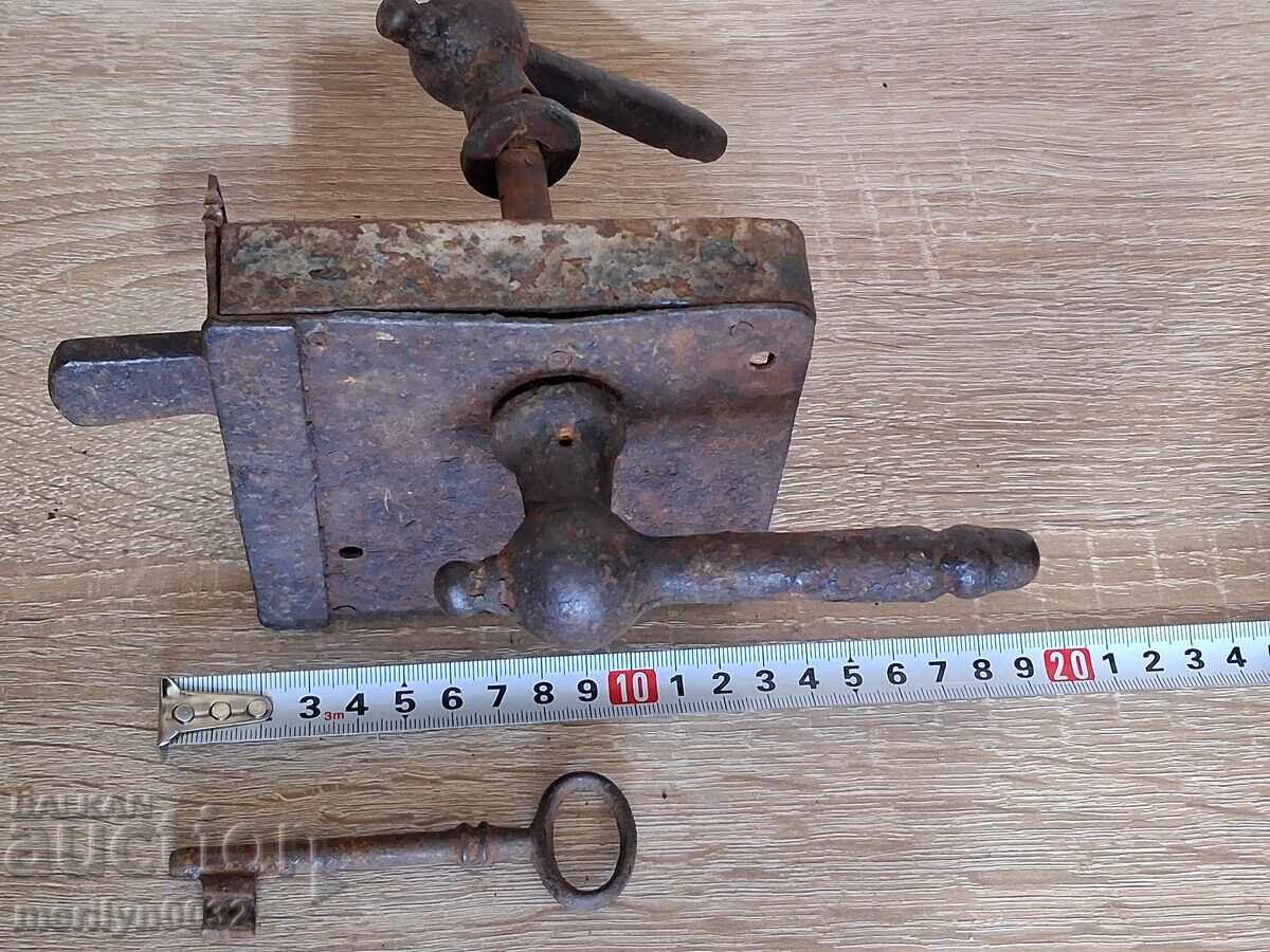 Доставка на Стара брава с ключ, резе края 19ти век