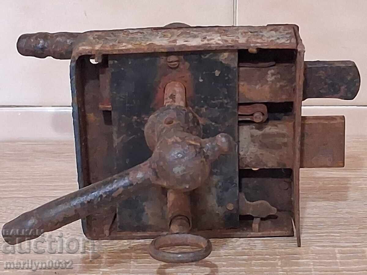 Стара брава с ключ, резе края 19ти век - 6