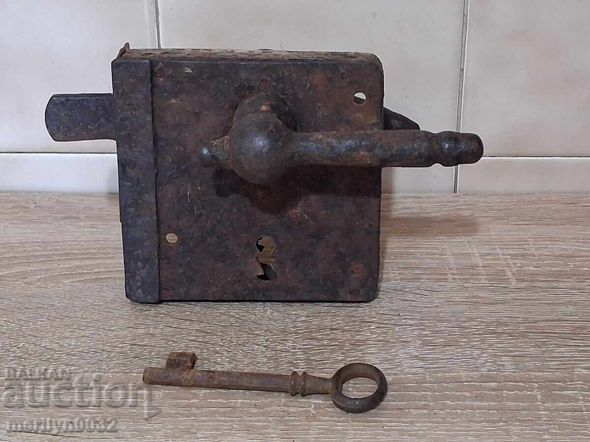 Стара брава с ключ, резе края 19ти век - 7