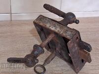 Lacăt veche cu cheie, zăvor la sfârșitul secolului al XIX-lea