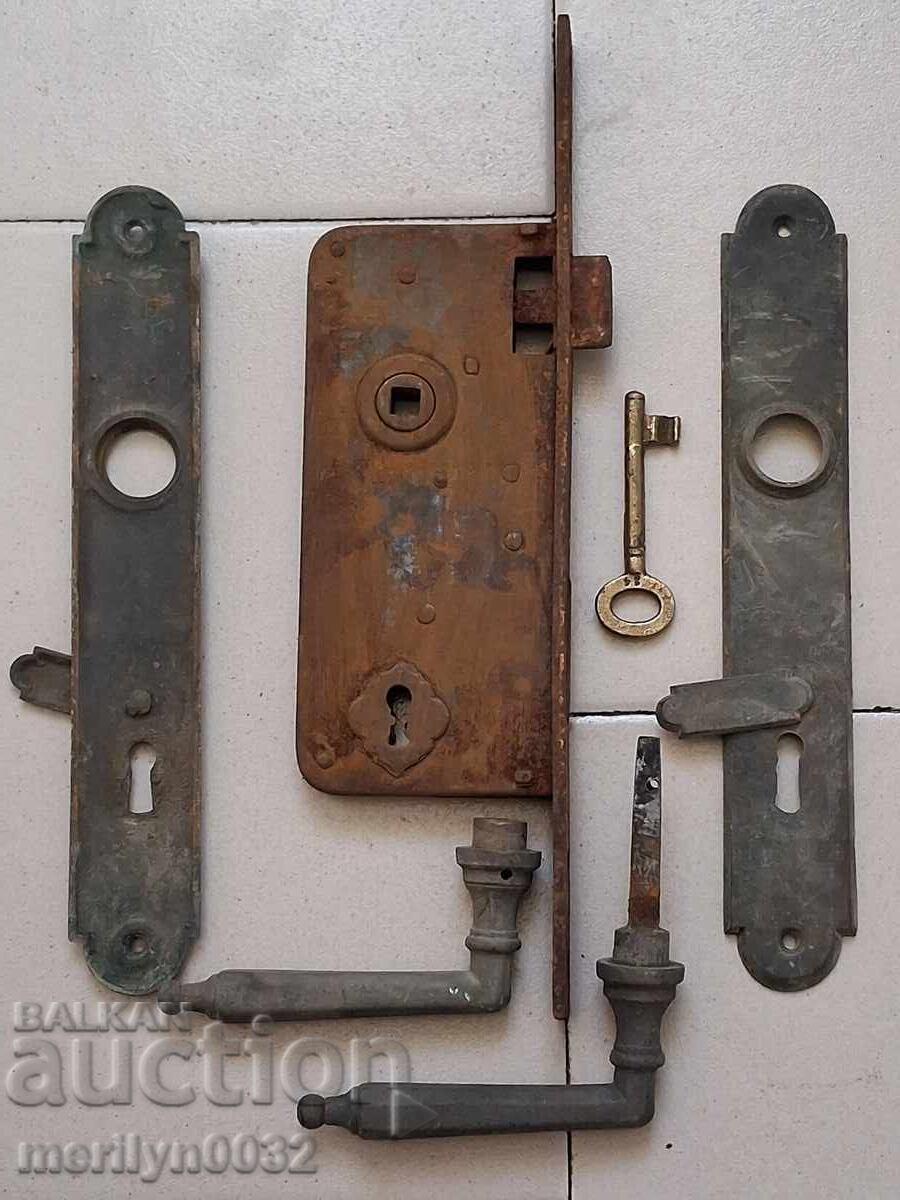 Încuietoare veche cu cheie și zăvor, începutul sec. XX, FUNCȚIONALĂ cu preț € 65.99 | 129.07 BGN