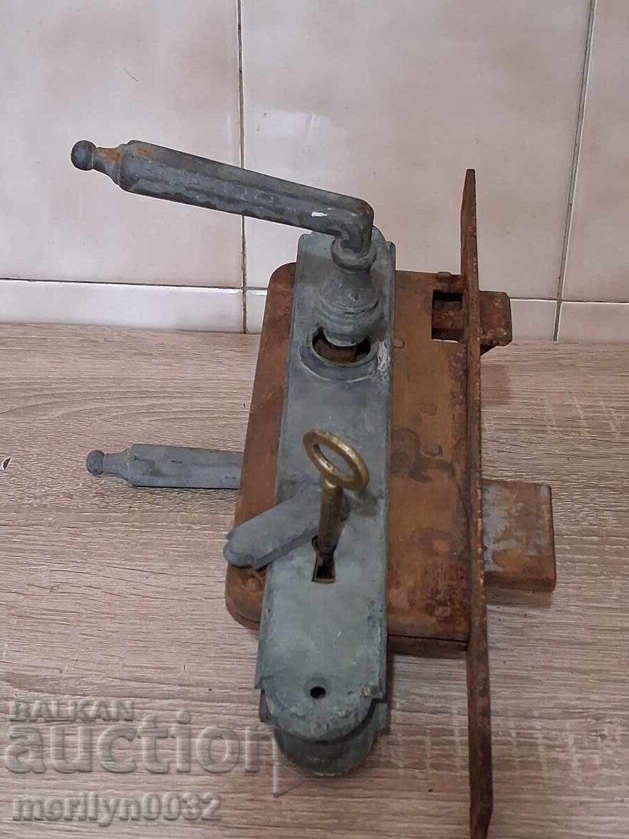 Livrarea Încuietoare veche cu cheie și zăvor, începutul sec. XX, FUNCȚIONALĂ