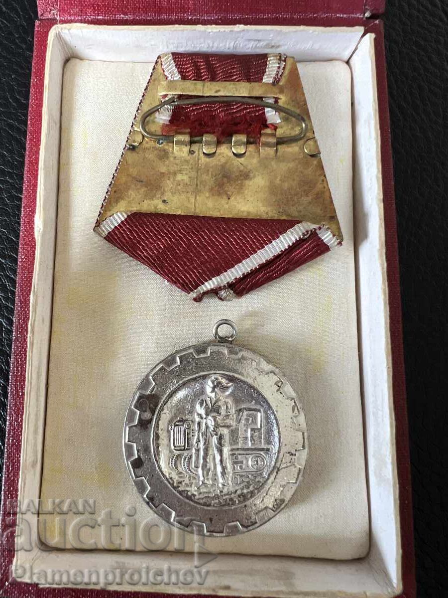 Licitație MEDALIE RARĂ PENTRU MERITUL MUNCII