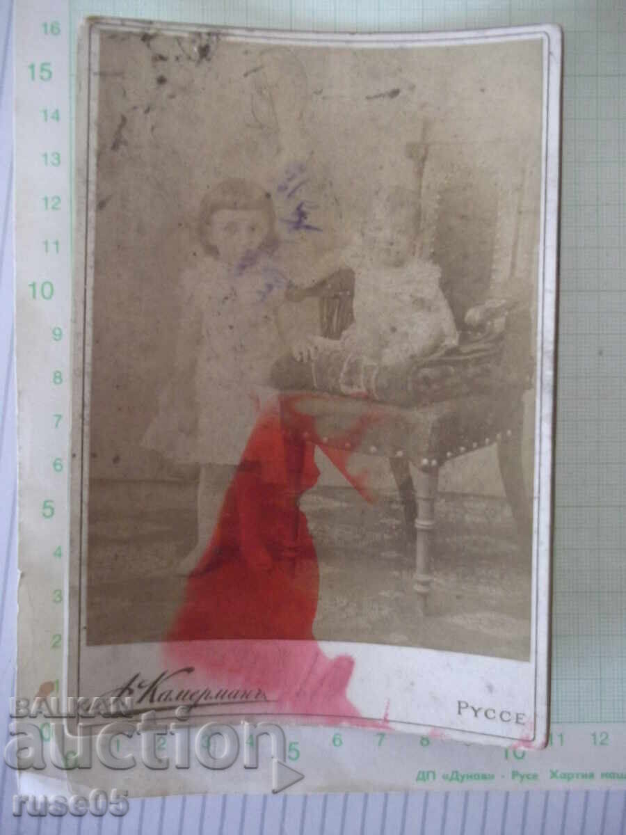 Снимка стара картон на две деца до стол