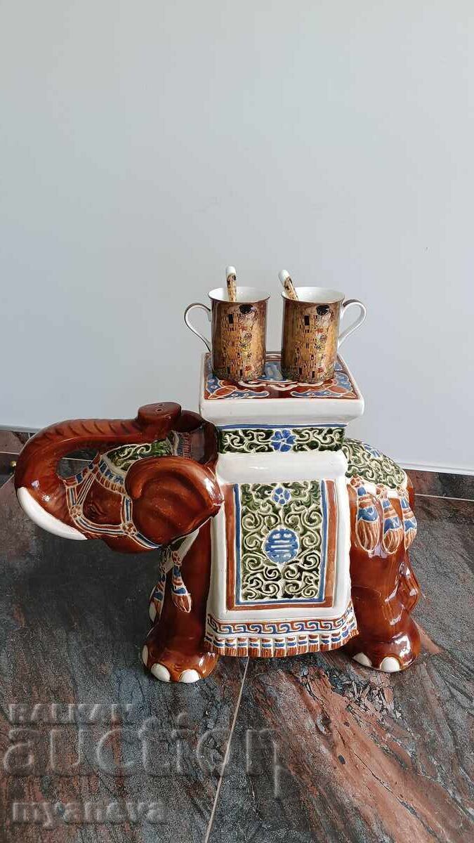Masă din porțelan în formă de elefant cu preț € 100.00 | 195.58 BGN