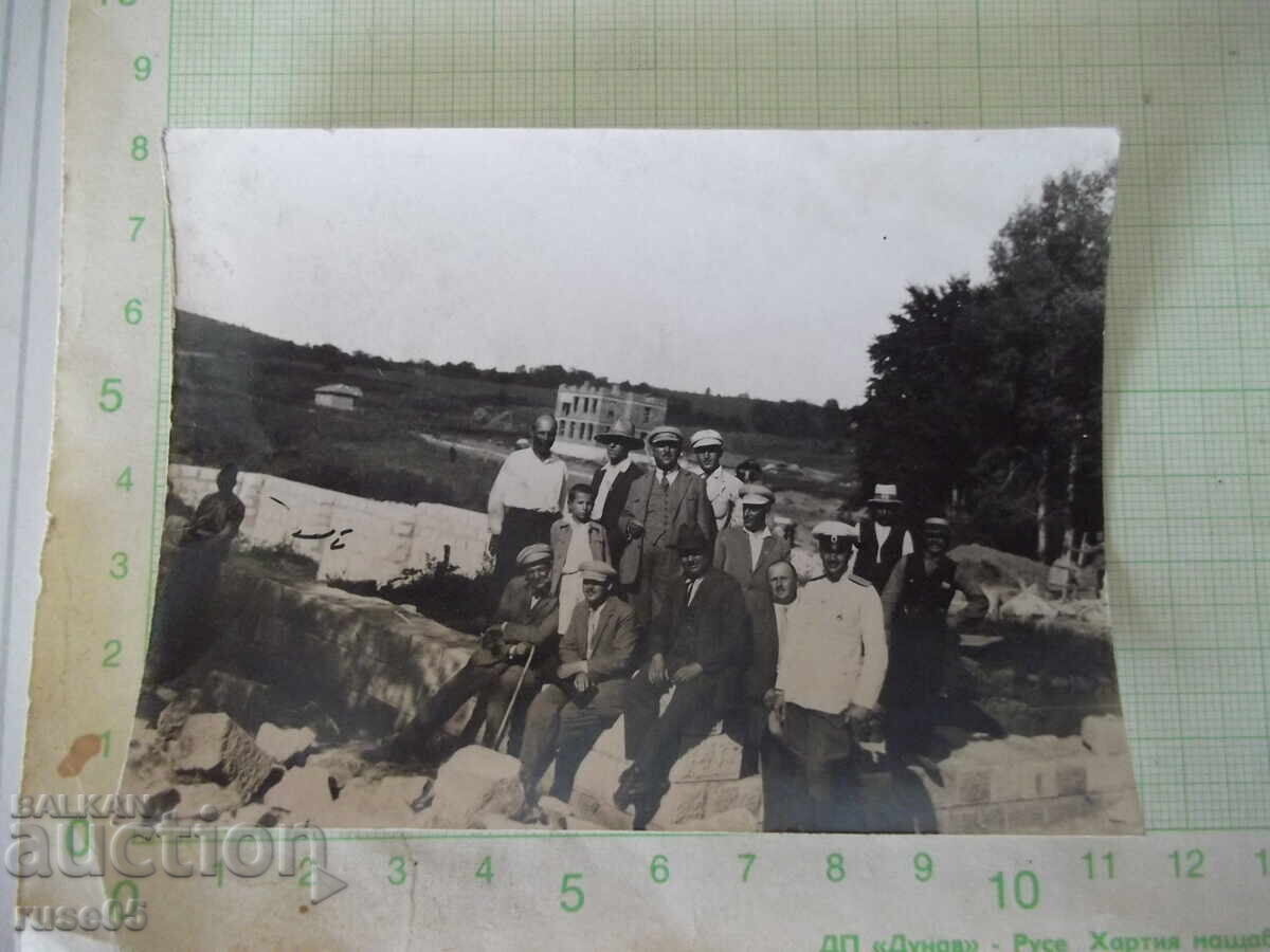 Снимка на група мъже пред строеж на сграда стара