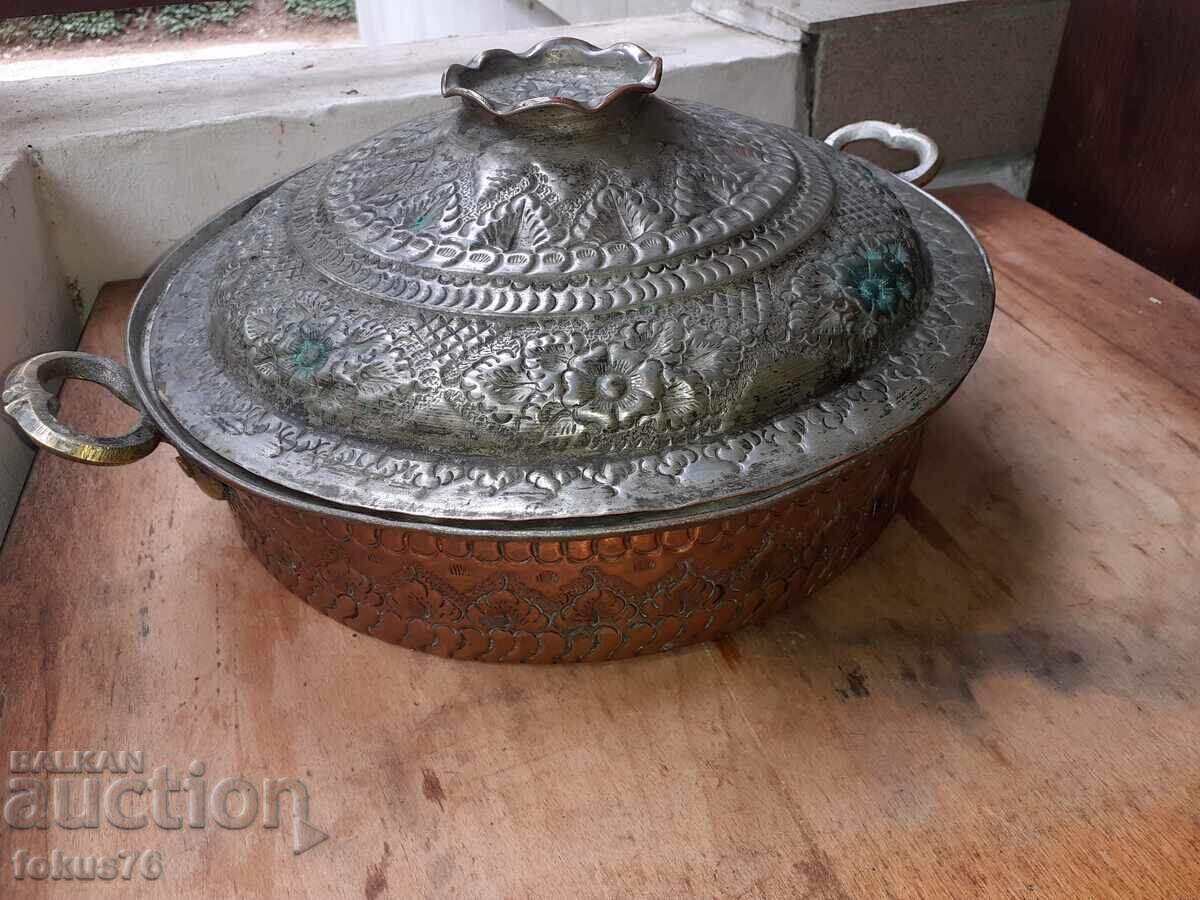 Tavă/oală veche incredibilă din cupru cu capac, lucrată manual (ciocănită) cu preț € 250.00 | 488.96 BGN