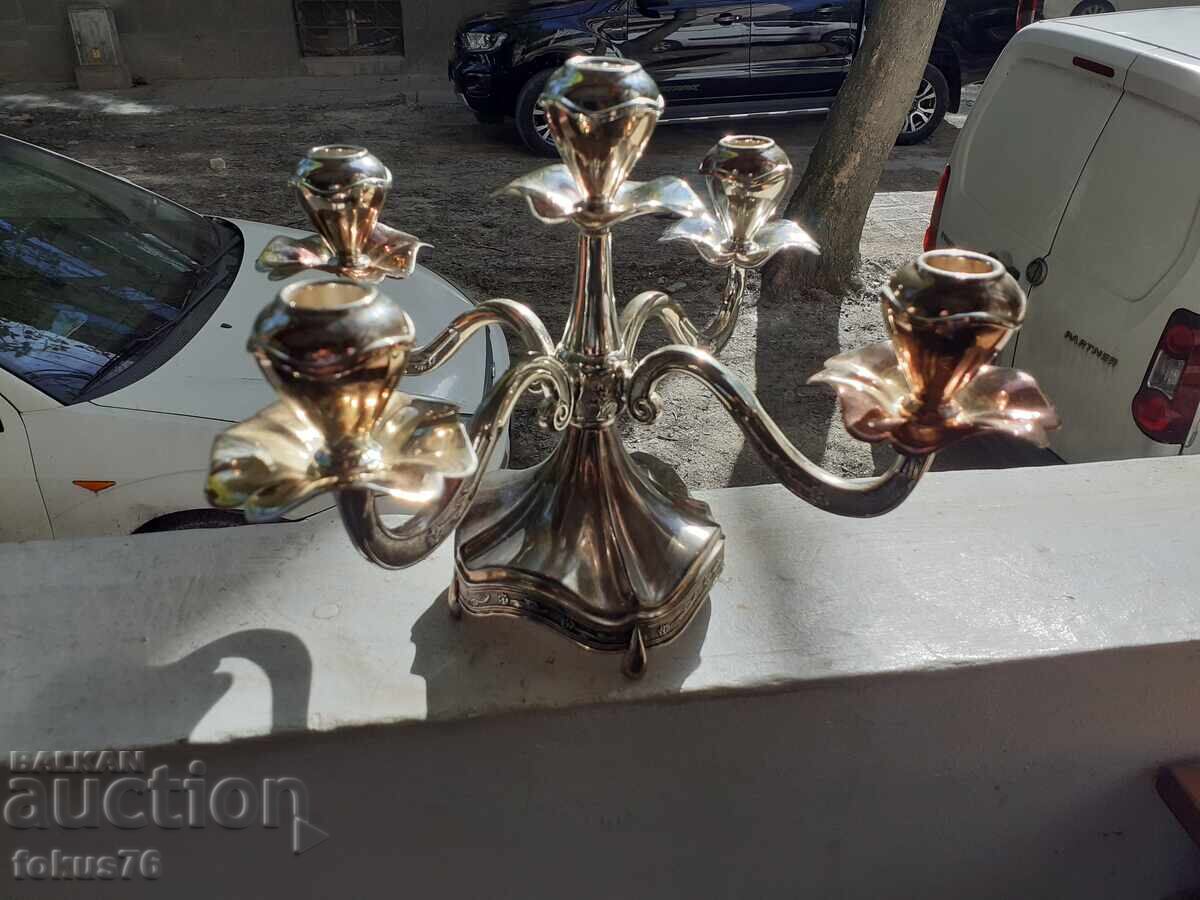 Страхотен модерен и изящен посребрен свещник с цена € 119.00 | 232.74 лв.