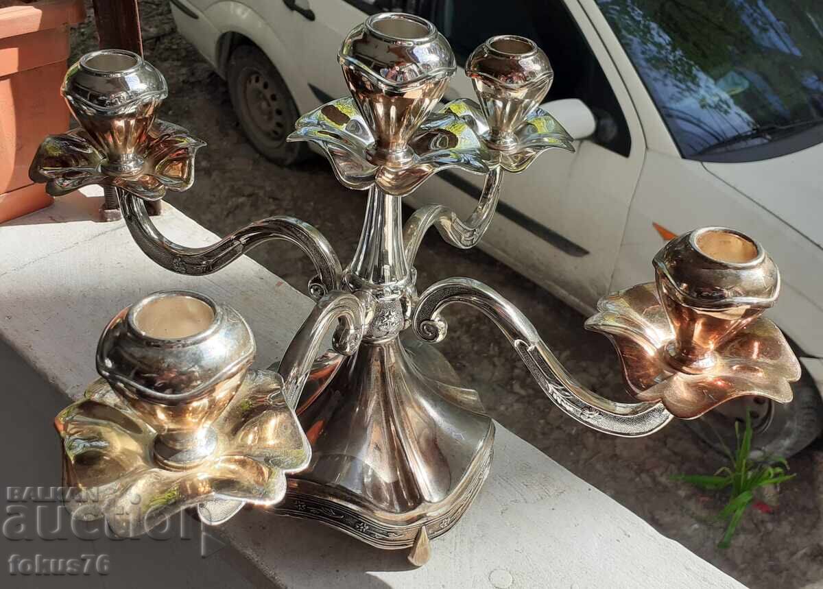 Доставка на Страхотен модерен и изящен посребрен свещник