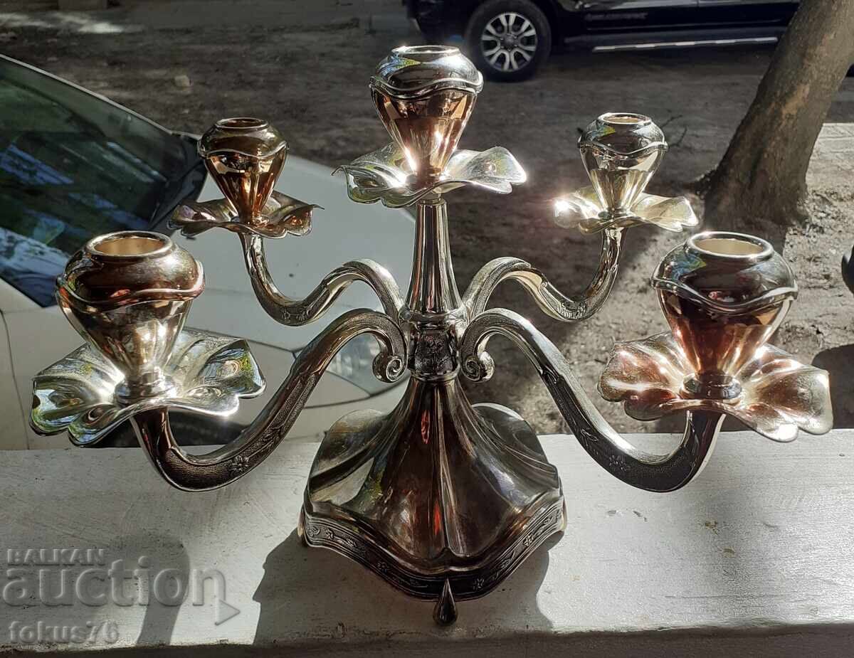 Страхотен модерен и изящен посребрен свещник