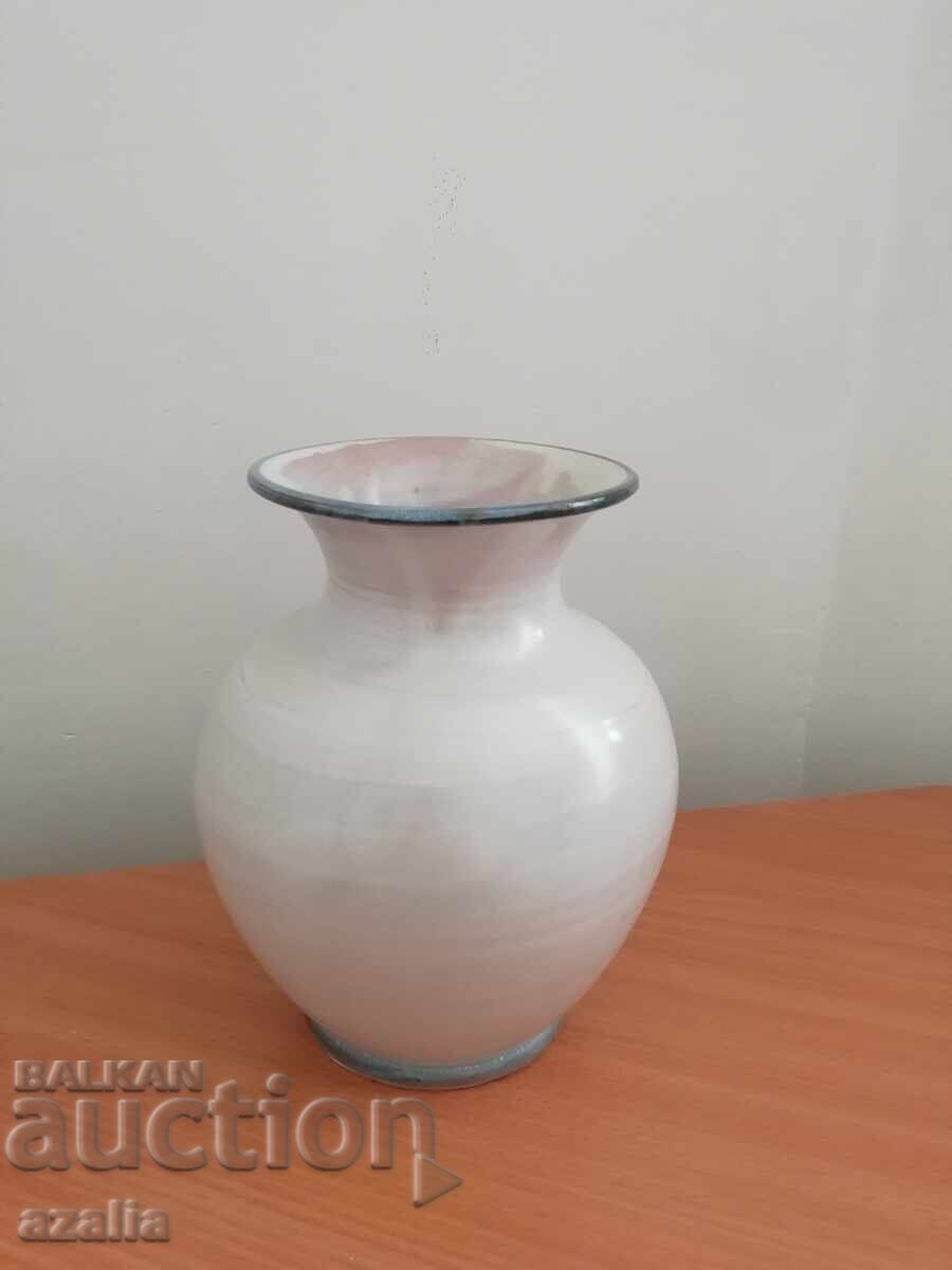 Licitație O vaza din ceramica frumoasa