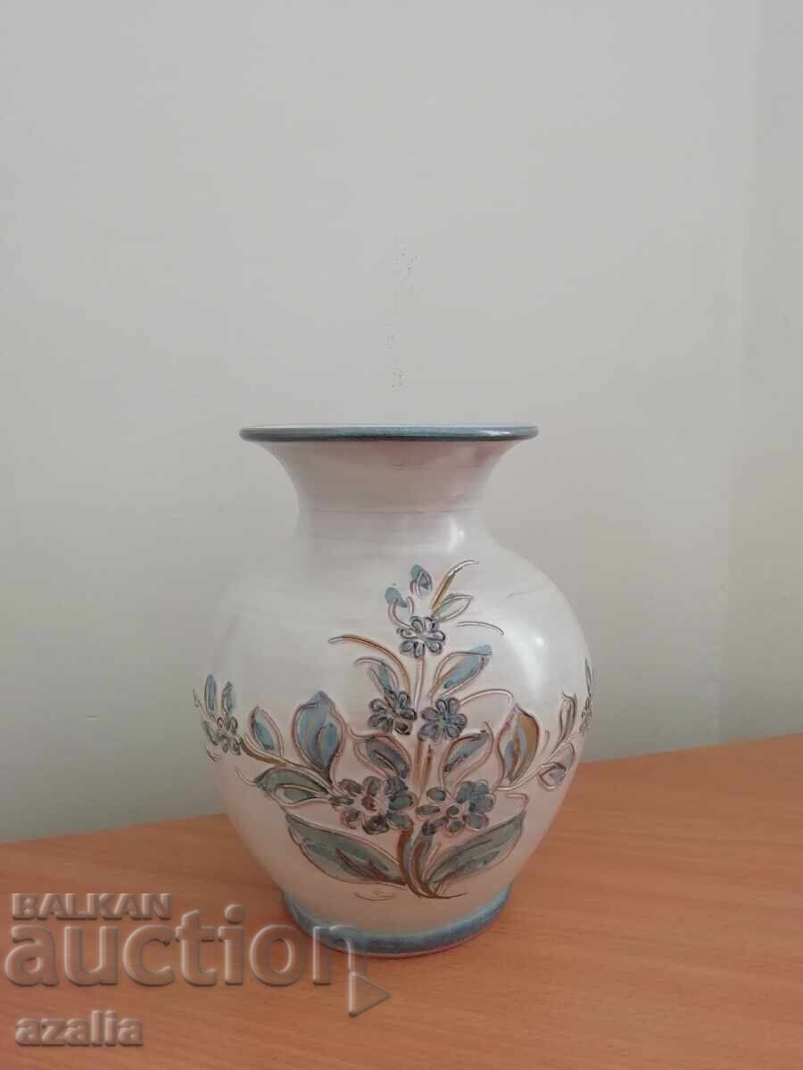 O vaza din ceramica frumoasa