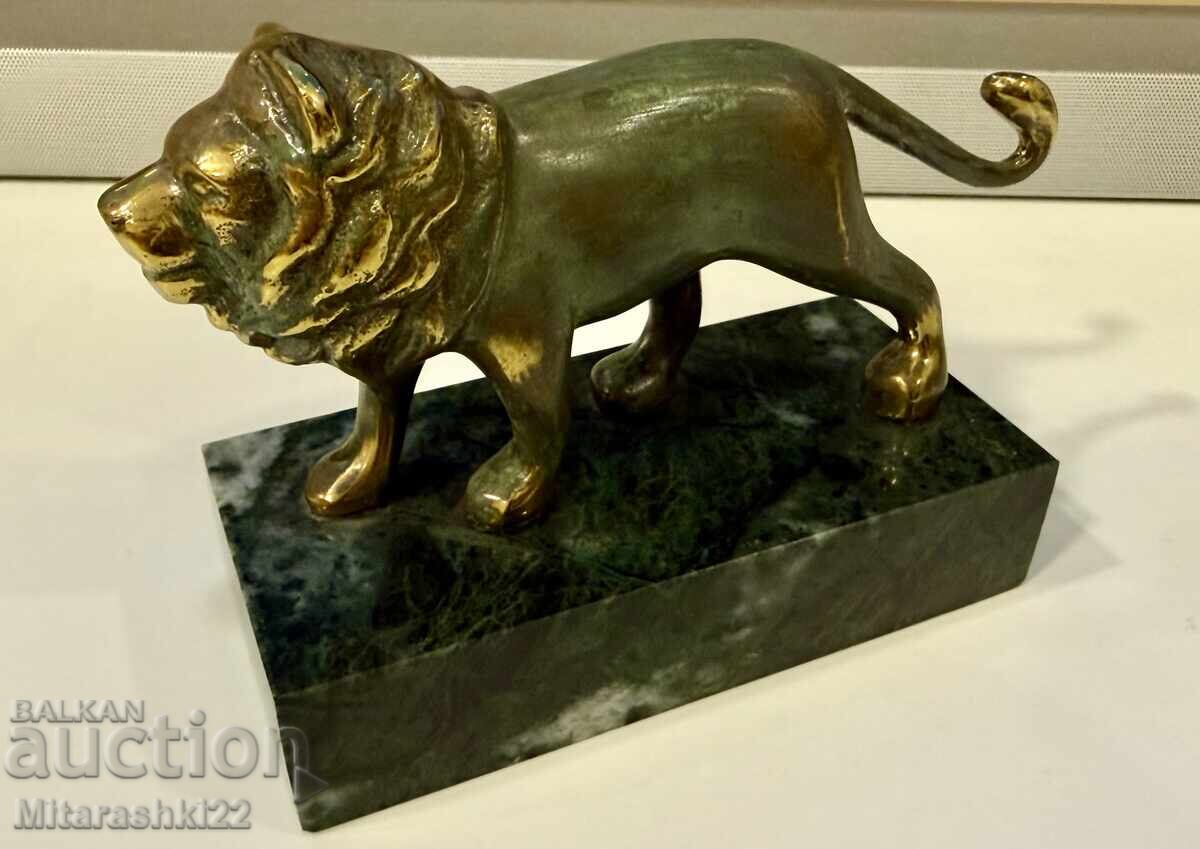 STATUETĂ DIN BRONZ, PLASTICĂ PE MARMURĂ "REGELE-LEU" cu preț € 299.00 | 584.80 BGN