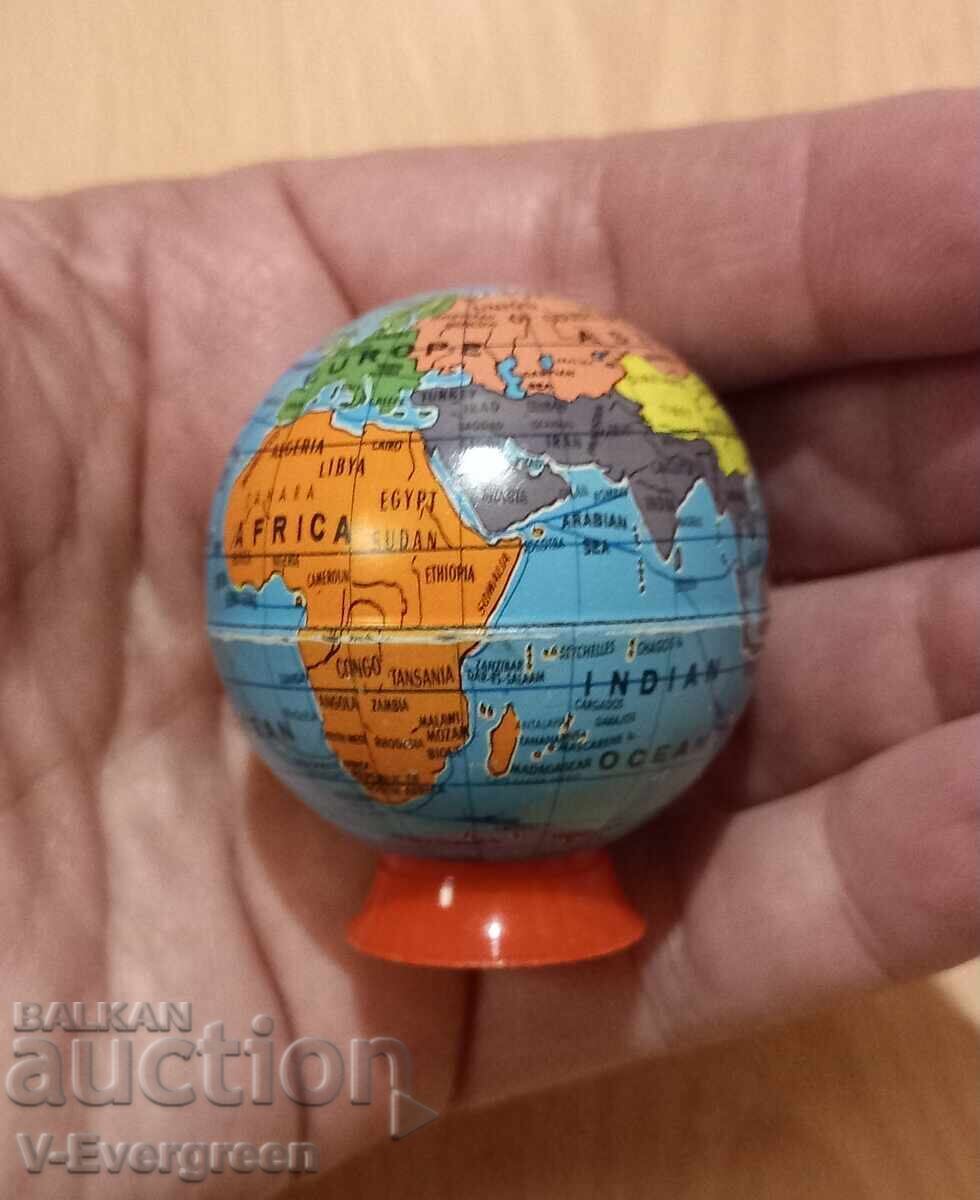 Ascuțitoare de creioane vintage anii '70 în formă de glob, fabricată în Germania cu preț € 5.00 | 9.78 BGN Ascuțitoare de creioane vintage anii '70 în formă de glob, fabricată în Germania cu preț € 5.00 | 9.78 BGN