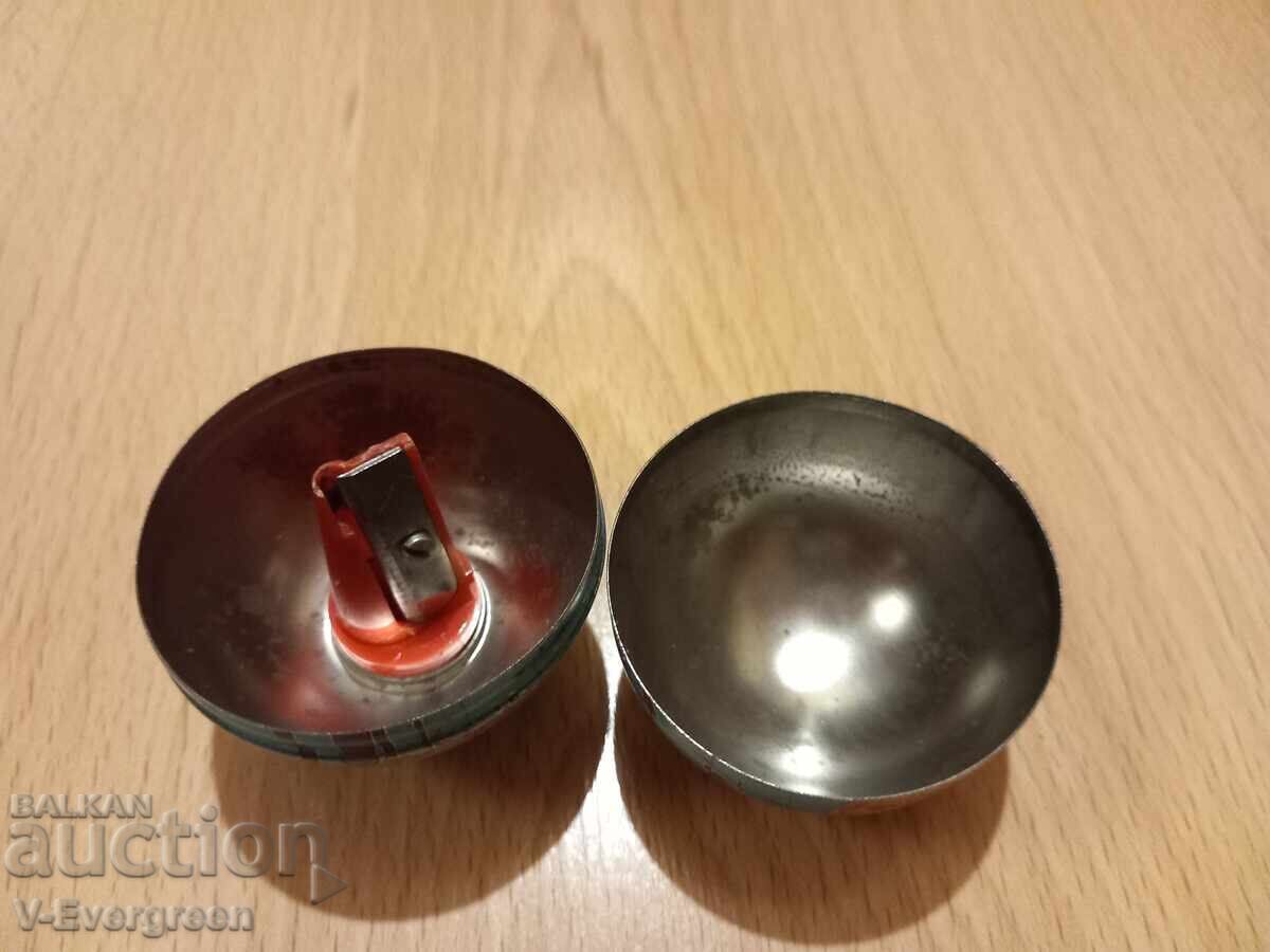 Livrarea Ascuțitoare de creioane vintage anii '70 în formă de glob, fabricată în Germania Livrarea Ascuțitoare de creioane vintage anii '70 în formă de glob, fabricată în Germania