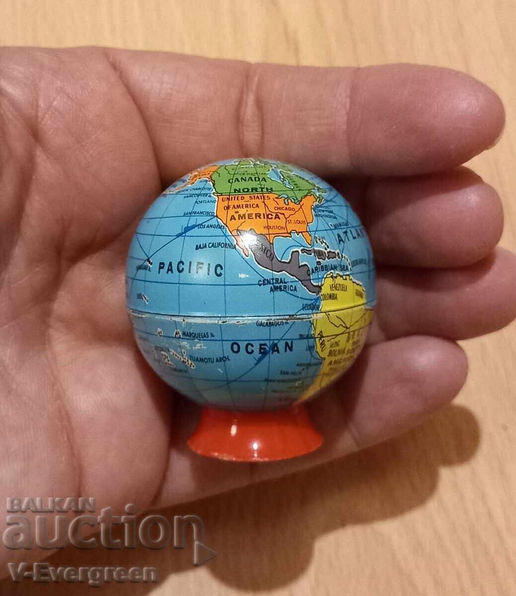 Ascuțitoare de creioane vintage anii '70 în formă de glob, fabricată în Germania Ascuțitoare de creioane vintage anii '70 în formă de glob, fabricată în Germania