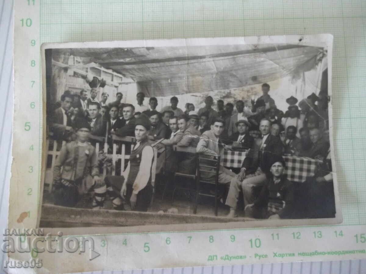 Fotografie veche cu un grup de bărbați la masă