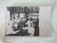 Снимка на група мъже вдигащи наздравица стара