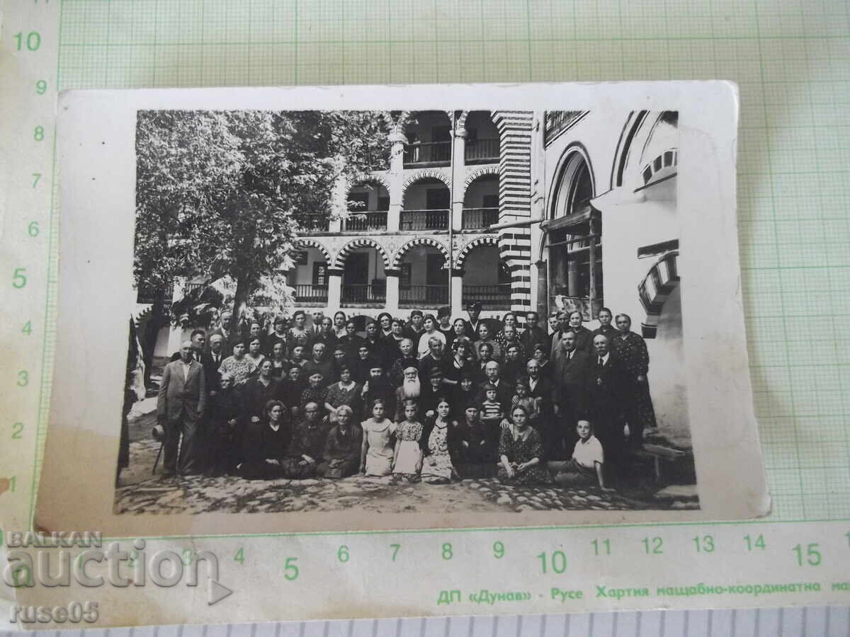 Παλιά φωτογραφία μιας ομάδας επισκεπτών σε μοναστήρι